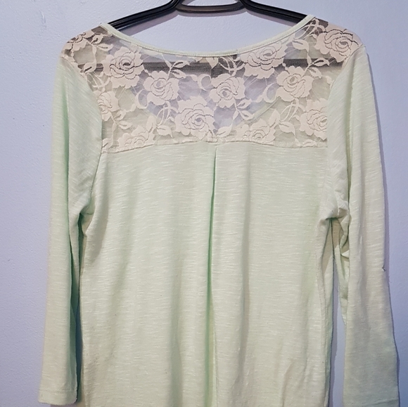 Beautiful button up top - comes with free item - Picture 1 of 2
